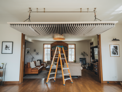 So montieren Sie eine abgehängte Akustikdecke in einem offenen Wohnraum