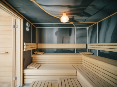Wie sie eine abgehängte feuchtraumdecke für bad und sauna wartungsfrei und schimmelresistent ausführen